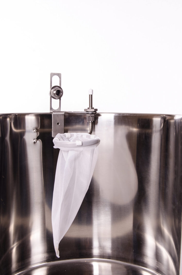 hop spider in kettle with full bag.