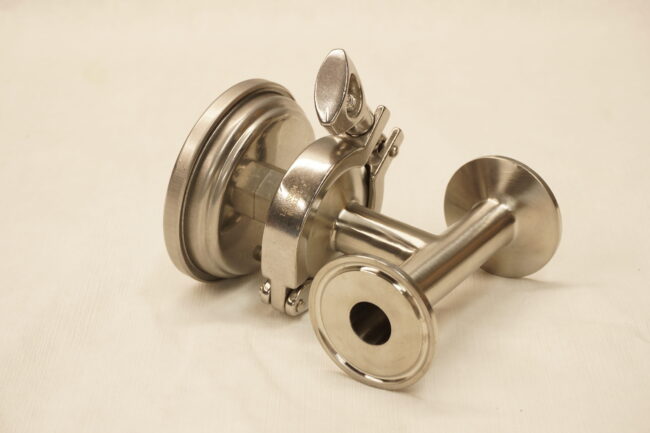 rear view of a 304 tri clamp stainless steel tee with thermometer.
